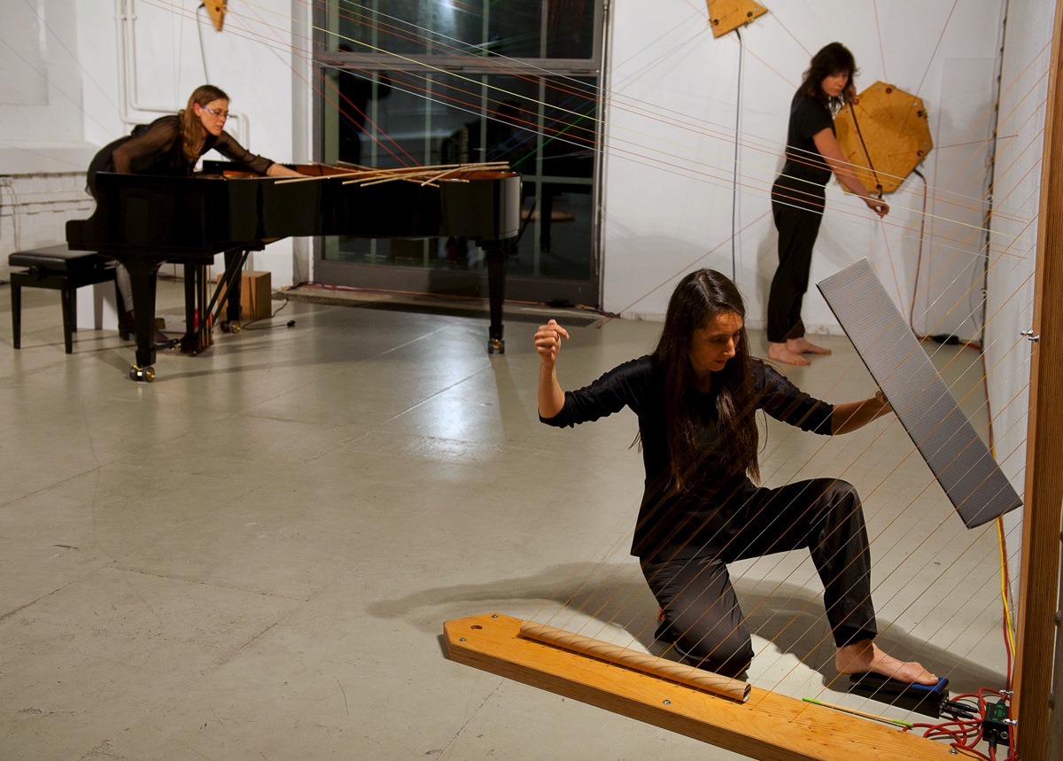 ensemble arcimboldo / resonance-box / Piano Extensions / Helena Bugallo, Abril Padilla, Charlotte Torres